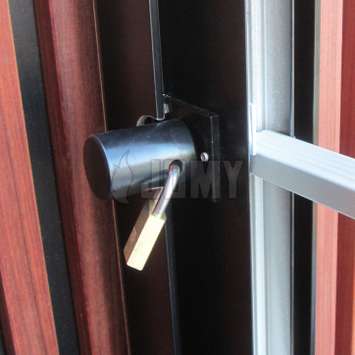 JOMY escalera retráctil plegable - Solución anti robo Si se utiliza para fines de evacuación, la escalera generalmente se instala sin el mecanismo de apertura al nivel del suelo, para evitar que personas no autorizadas la abran. En cambio, para fines de acceso, por ejemplo, la manija de apertura puede instalarse a nivel del suelo pero protegida por un candado.